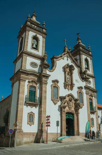 Iglesia de la Misericordia en estilo barroco y pueblo — Foto de Stock