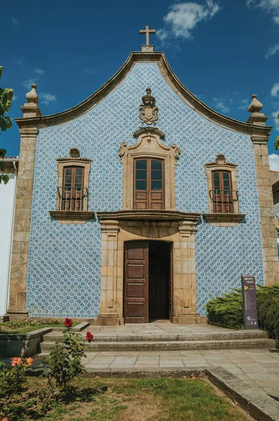 Façade couverte de carreaux de céramique dans une église baroque — Photo