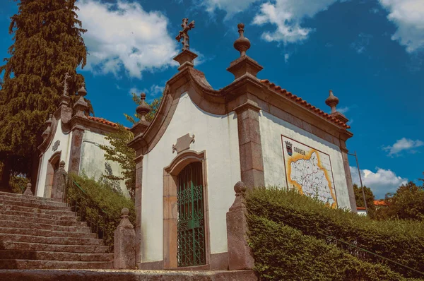 Capela pequena em estilo barroco ao lado de escadaria de pedra — Fotografia de Stock