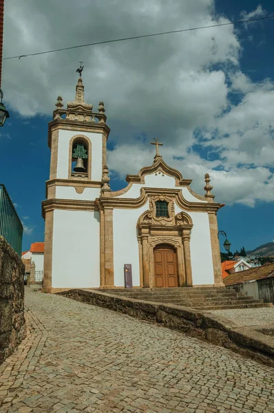 Terk edilmiş bir sokakta barok tarzda kilise — Stok fotoğraf