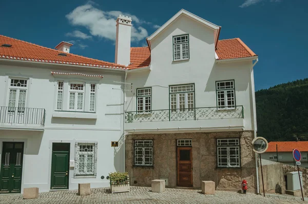 Fachada de casas caiadas com detalhes de pedra — Fotografia de Stock