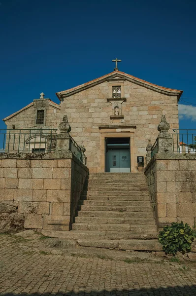 Fachada capilla medieval frente a escalera de piedra — Foto de Stock