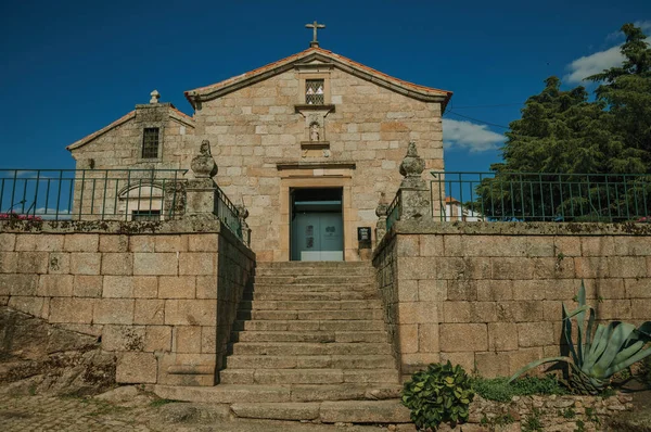 Fachada capilla medieval frente a escalera de piedra —  Fotos de Stock