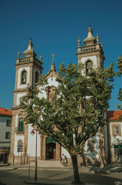 Iglesia de estilo barroco y frondoso árbol — Foto de Stock