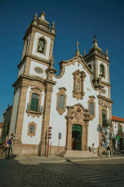 Iglesia en estilo barroco y gente — Foto de Stock