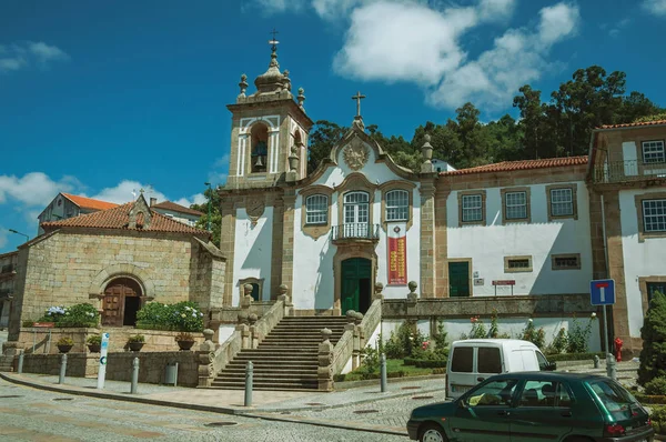 Iglesia barroca frente a la plaza —  Fotos de Stock