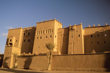 Kasbah Taourirt cephesi, Ouarzazate köyünde çamurdan yapılmış eski kale sarayı. Çoğunlukla Berberiler tarafından mesken tutulan bu Fas kasabası çöl kapısı olarak bilinir..