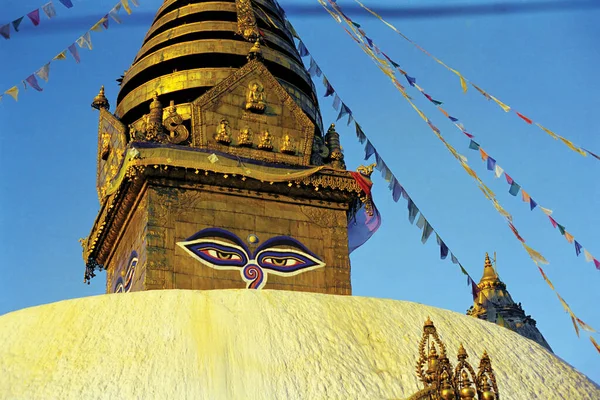 Colorful Buddha Eyes Painted Top Stupa Richly Decorated Temple Kathmandu — Stock Photo, Image