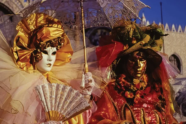 Festas Carnaval Vestindo Trajes Coloridos Sofisticados Com Máscaras Piazza San — Fotografia de Stock