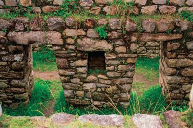 Eski İnka şehri Machu Picchu 'da taş duvarlar ve ev kapıları. And Dağları 'ndaki bir kayaya tünemiş, Peru' nun en çok ziyaret edilen turistik mekanıdır..