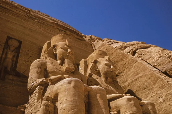 ファラオ ラムセス2世の巨大な彫像は アブー シムベル寺院の古代エジプト人によって岩に刻まれました エジプト南部のアスワンダムの湖畔にある素晴らしい考古学的複合体 — ストック写真