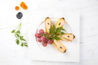 Beyaz ahşap zemin üzerinde reçel incir ile lezzetli kaz ciğeri terrine