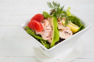 taze salata karides, marul, avokado ve greyfurt.