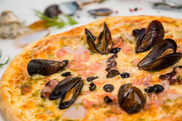 Пицца с морепродуктами на белом деревянном фоне . — стоковое фото
