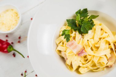 Carbonara makarna, spagetti, parmesan peyniri ve krema sosu. Geleneksel İtalyan mutfağı. Makarna alla carbonara