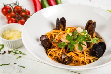 İtalyan Deniz ürünleri makarna midye ve karides