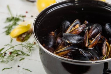 bardak beyaz şarap, beyaz şarap soslu midye otlar, limon ve biber ile dekore edilmiş