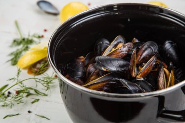 bardak beyaz şarap, beyaz şarap soslu midye otlar, limon ve biber ile dekore edilmiş