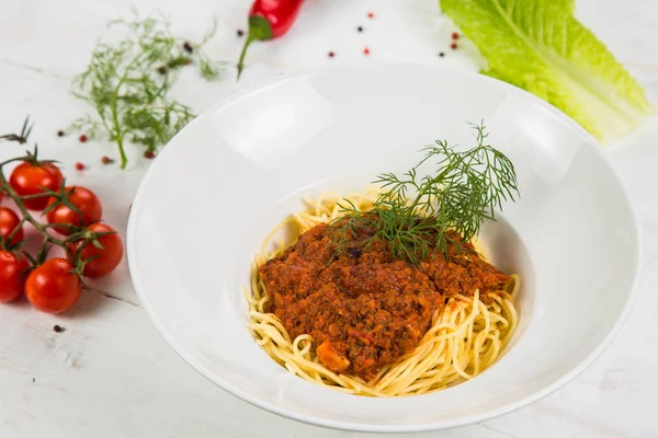 Pâtes Italiennes Bolognaise Décorer Tomates Cerises Poivre Sur Fond Blanc — Photo