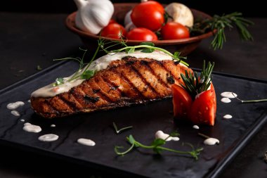 Siyah arka plan üzerine sebzeli ızgara somon Steak.