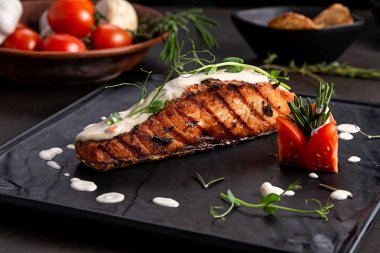 Siyah arka plan üzerine sebzeli ızgara somon Steak.