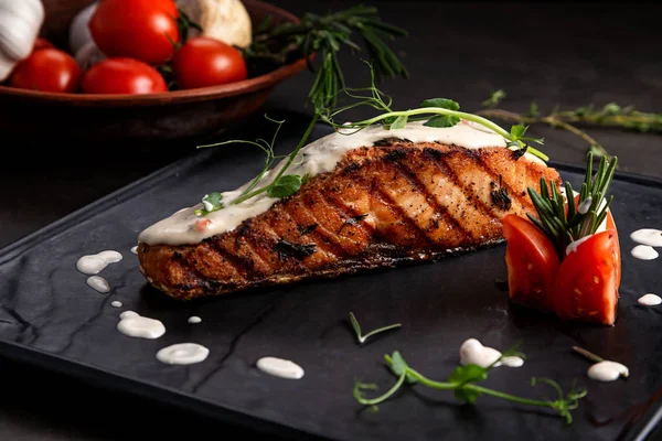 Siyah arka plan üzerine sebzeli ızgara somon Steak.