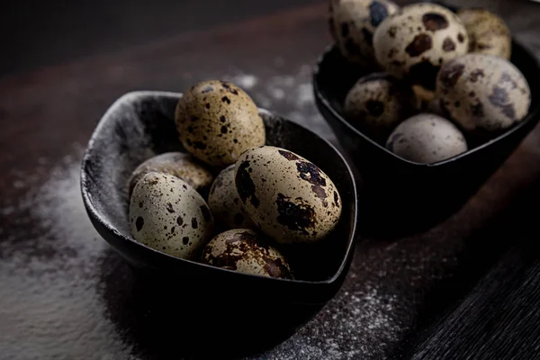 Huevos de codorniz en orina negra. fondo oscuro — Foto de Stock