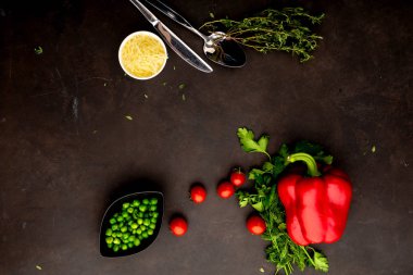 Taze sebzeler düzleşir. Koyu arka planda gıda düzeni