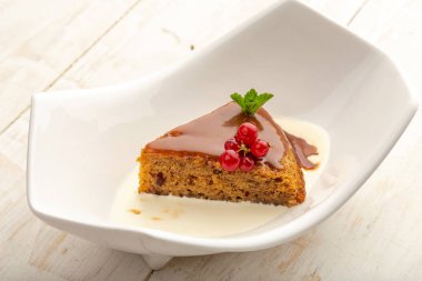 hafif bir arka plan üzerinde beyaz bir tabaktabak krema üzerinde tarih cupcake