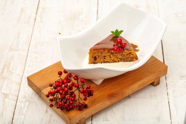 ahşap bir tepsi üzerinde, hafif bir arka planda beyaz bir plaka krem üzerinde tarih Cupcake