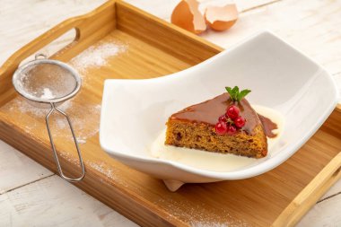 ahşap bir tepsi üzerinde, hafif bir arka planda beyaz bir plaka krem üzerinde tarih Cupcake