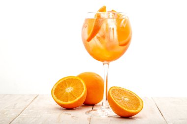 Beyaz arka planda bir bardak Aperol Spretz kokteyli.