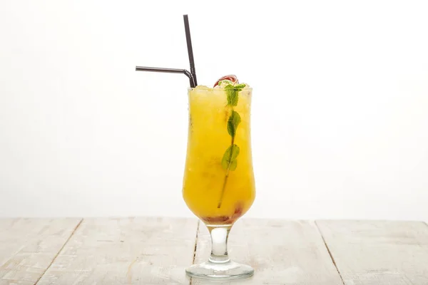 Cocktail jaune dans un verre sur fond clair — Photo