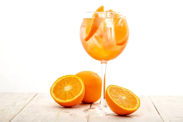 Beyaz arka planda bir bardak Aperol Spretz kokteyli.