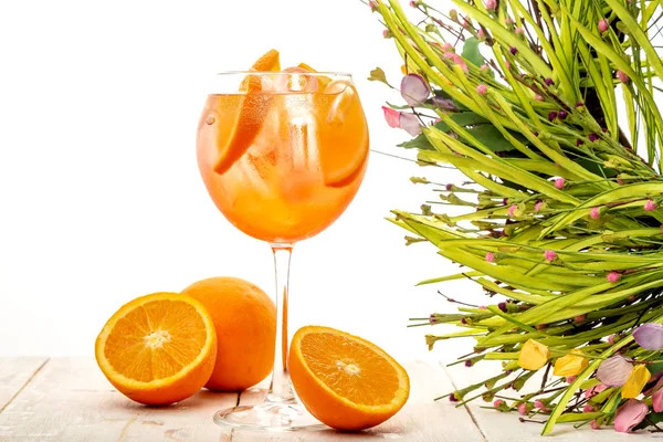 Copo de Aperol coquetel de spritz sobre fundo branco — Fotografia de Stock