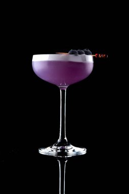 Siyah arka planda bir dağ evinde kokteyl mor rengi.