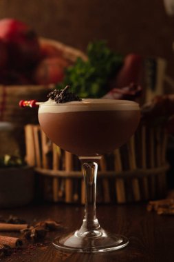 Ahşap bir arka plan üzerinde dağ evinde güzel kokteyl. Meyve ve otlarla dekore edilmiş arka plan.