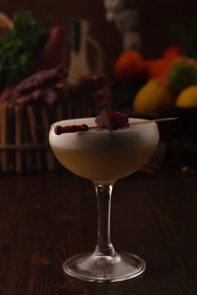 Mooie cocktail in het chalet op een houten achtergrond. Achtergrond versierd met fruit en kruiden. — Stockfoto