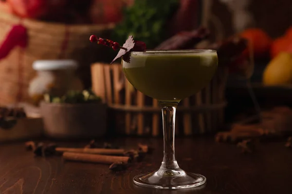 Mooie cocktail in het chalet op een houten achtergrond. Achtergrond versierd met fruit en kruiden. — Stockfoto