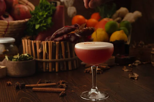 Mooie cocktail in het chalet op een houten achtergrond. Achtergrond versierd met fruit en kruiden. — Stockfoto