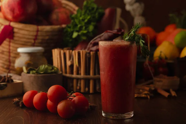 Cocktail Bloody Mary op een houten achtergrond. Achtergrond versierd met fruit en kruiden. — Stockfoto