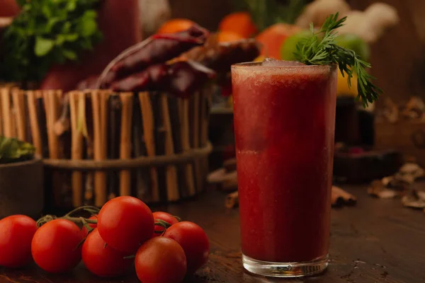 Cocktail Bloody Mary op een houten achtergrond. Achtergrond versierd met fruit en kruiden. — Stockfoto