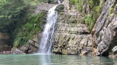 4k video şelalesi. Birkaç seviye şelale. Şelaleli video. Akan suyun videosu, taşların arasında akan akıntı. Ormanda akarsu