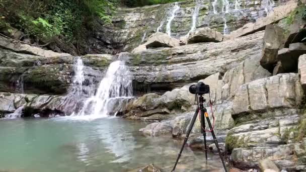 Vidéo Eau Qui Coule Caméra Sur Trépied Filmant Une Cascade — Video