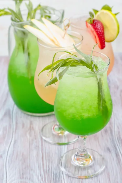 A variety of soft drinks. Assortment of soft drinks. Tarragon lemonade, Strawberry lemonade, Pear lemonade. Lemonade on a light background. — Stock Photo, Image