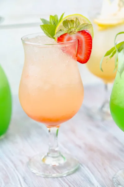 Eine Vielzahl von alkoholfreien Getränken. Sortiment an alkoholfreien Getränken. Estragon Limonade, Erdbeer Limonade, Birnen Limonade. Limonade auf hellem Hintergrund. — Stockfoto