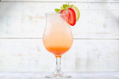 Taze yaz içkisi. Taze limonata. Hafif ahşap zemin üzerinde limonata