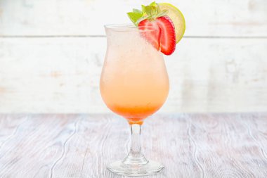 Taze yaz içkisi. Taze limonata. Hafif ahşap zemin üzerinde limonata