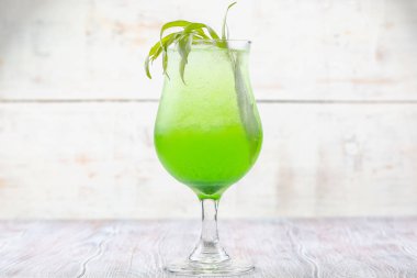 Taze yaz içkisi. limonata tarhun otu. Taze limonata. Hafif ahşap zemin üzerinde limonata