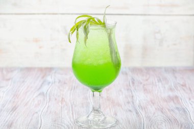 Taze yaz içkisi. limonata tarhun otu. Taze limonata. Hafif ahşap zemin üzerinde limonata